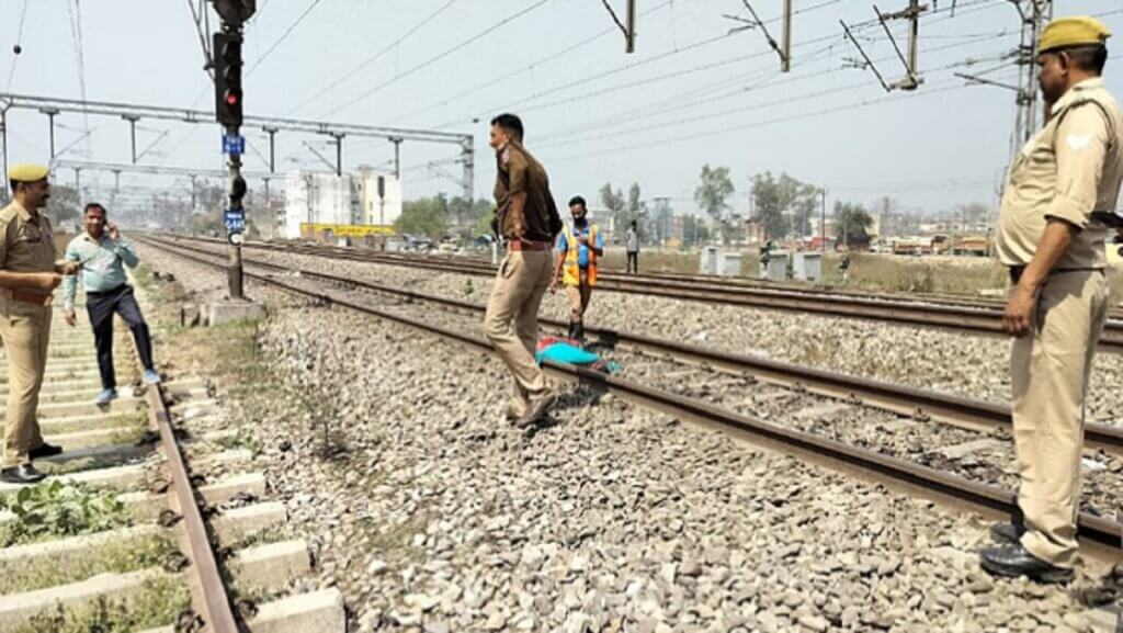 Major incident in Rampur, 3 members of family died after being hit by train