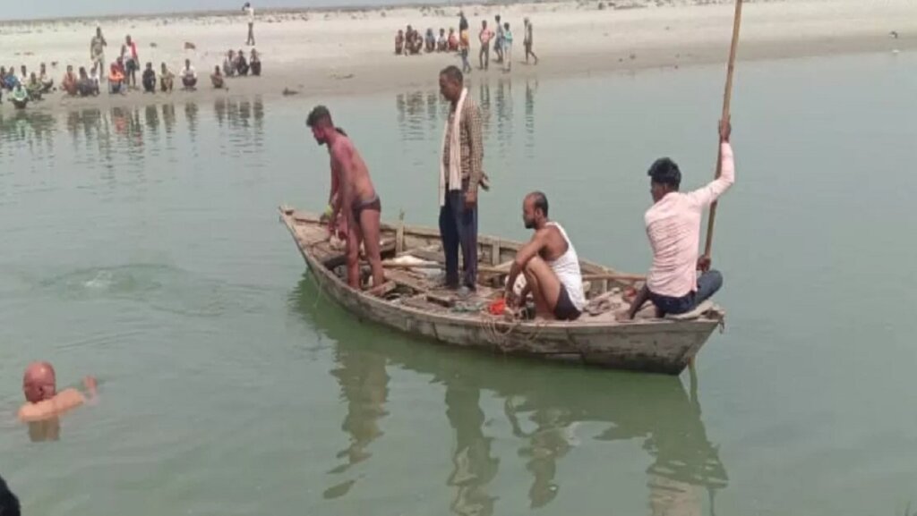 3 people died and 7 critical condition after boat capsized in in Sitapur