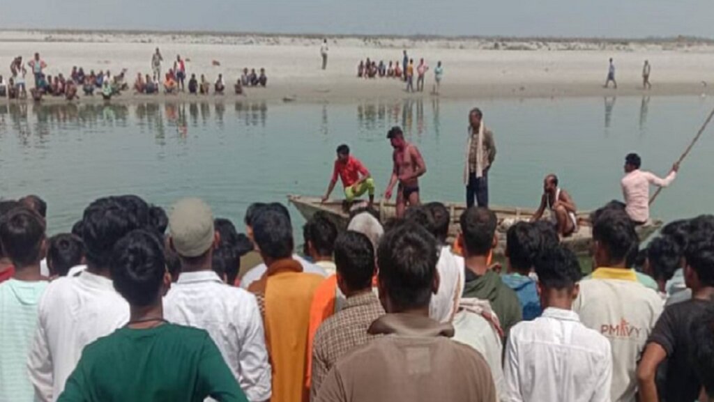 3 people died and 7 critical condition after boat capsized in in Sitapur