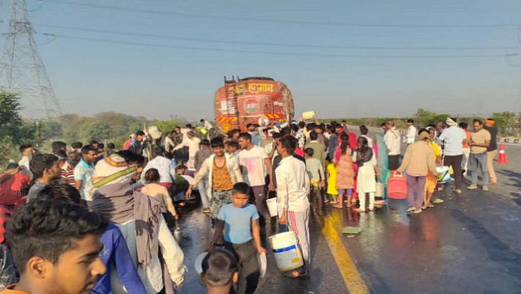 Lucknow-Agra Expressway Accident Tanker full of refined oil got damaged