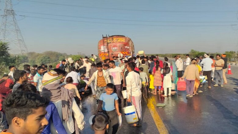 UP: एक्सप्रेसवे पर रिफाइंड से भरा टैंकर क्षतिग्रस्त, बाल्टी-बोतल लेकर दौड़े लोग