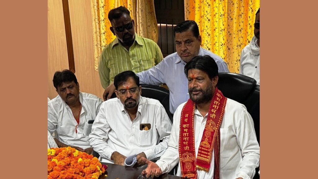 former-union-ministers-attack-on-bjp-said-yogi-is-provoking-modi-is-cajoling