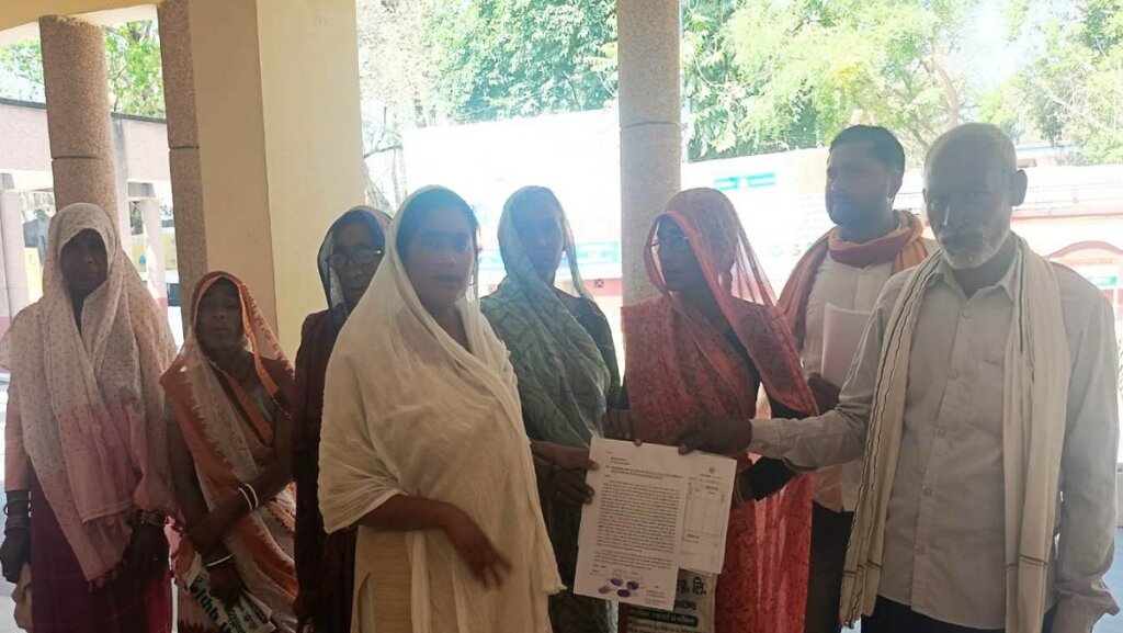 Banda: Farmers protest against illegal mining in Sari mine-Memorandum to DM