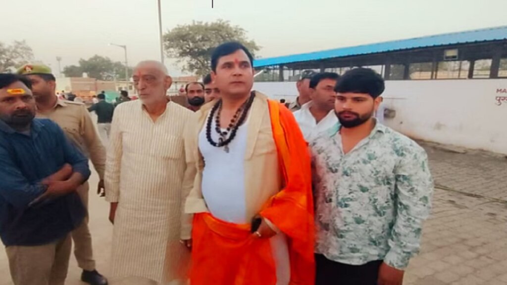 BJP's Loni MLA Nandlal Gurjar visited Ramlala wearing torn kurta