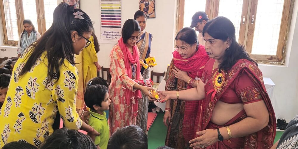 Banda: Distribution of gifts and prasad to school children on Durga Ashtami