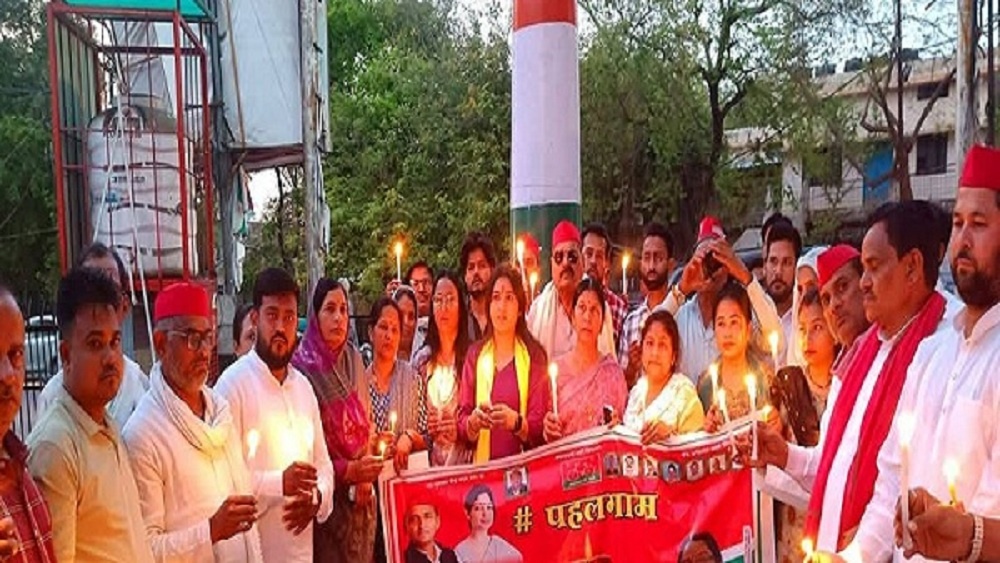 Anger against Pahalgam attack in Banda, from candle march to effigy burning
