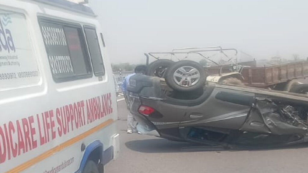 delhi-family-injured-as-car-overturns-on-bundelkhand-expressway