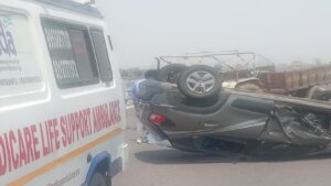 delhi-family-injured-as-car-overturns-on-bundelkhand-expressway