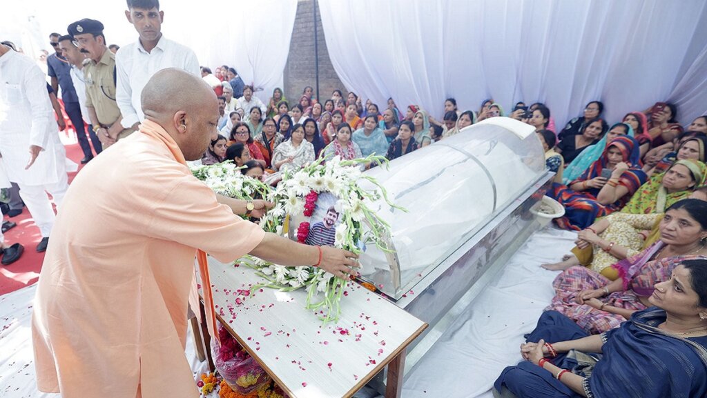 CM Yogi reached Kanpur and consoled Shubham's family