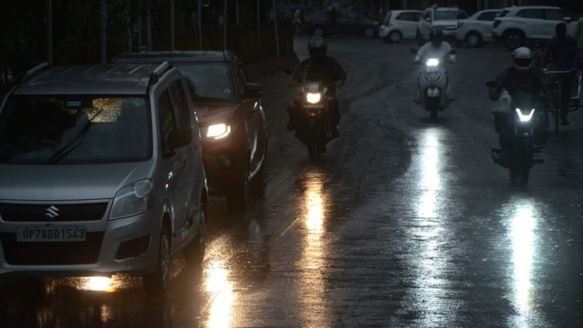 Heavy rain in Lucknow-Kanpur, hail also fell-mercury dropped- weather became pleasant
