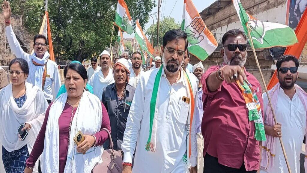 Congress protests and submits memorandum against arbitrary fee hike by private schools in Banda