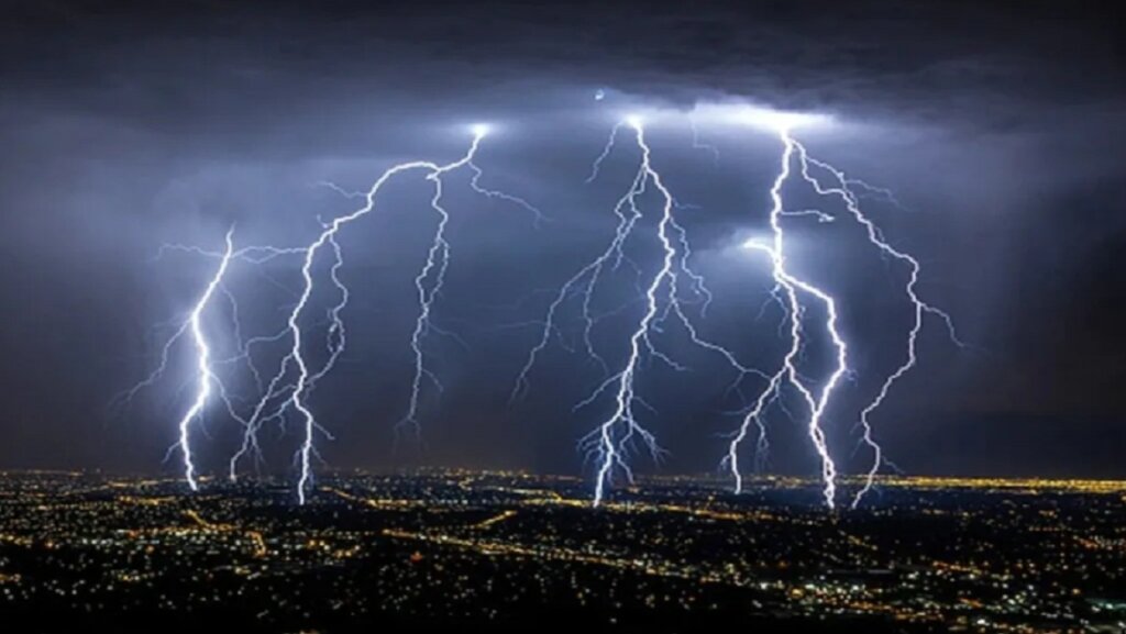 weather-update-strong-winds-and-rain-in-up-today-lightning-alert 