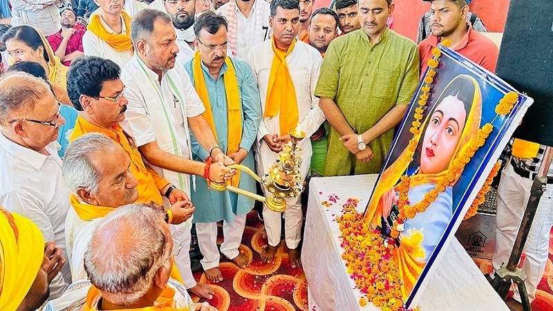 Today BJP members celebrated the birth anniversary of Mata Ahilyabai Holkar in Banda