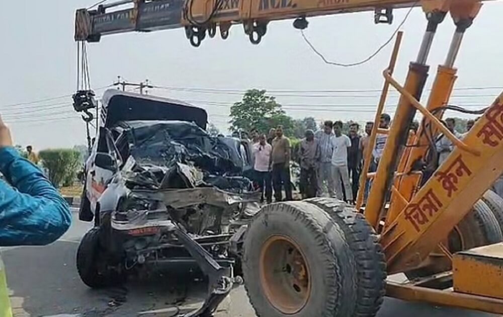 in Aligarh in Horrible accident five people including sub-inspector and three constables died