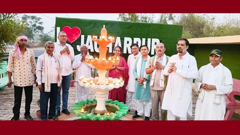 बांदा कांग्रेस जिलाध्यक्ष संग शहीद के गांव पहुंचे कांग्रेसियों ने दीप जलाकर दी श्रद्धांजलि