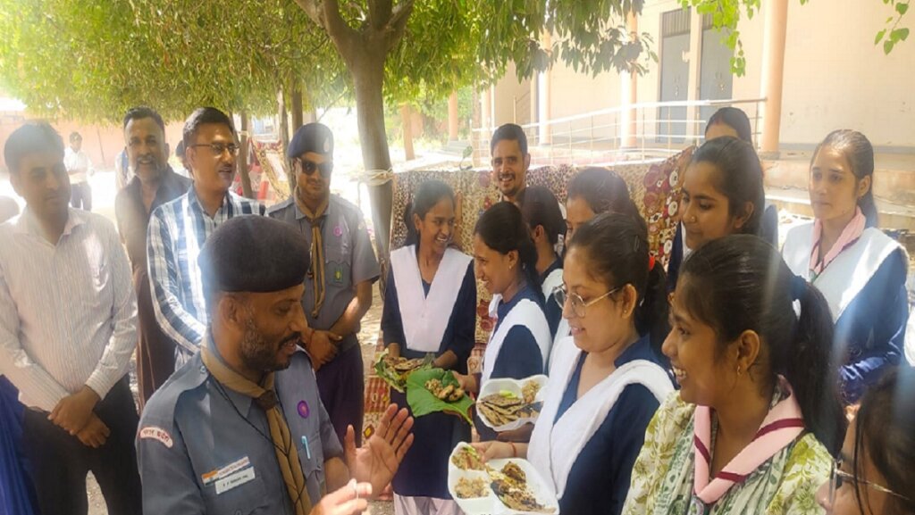 Scouts/Guides learned to cook without utensils and got many trainings in Banda Diet 