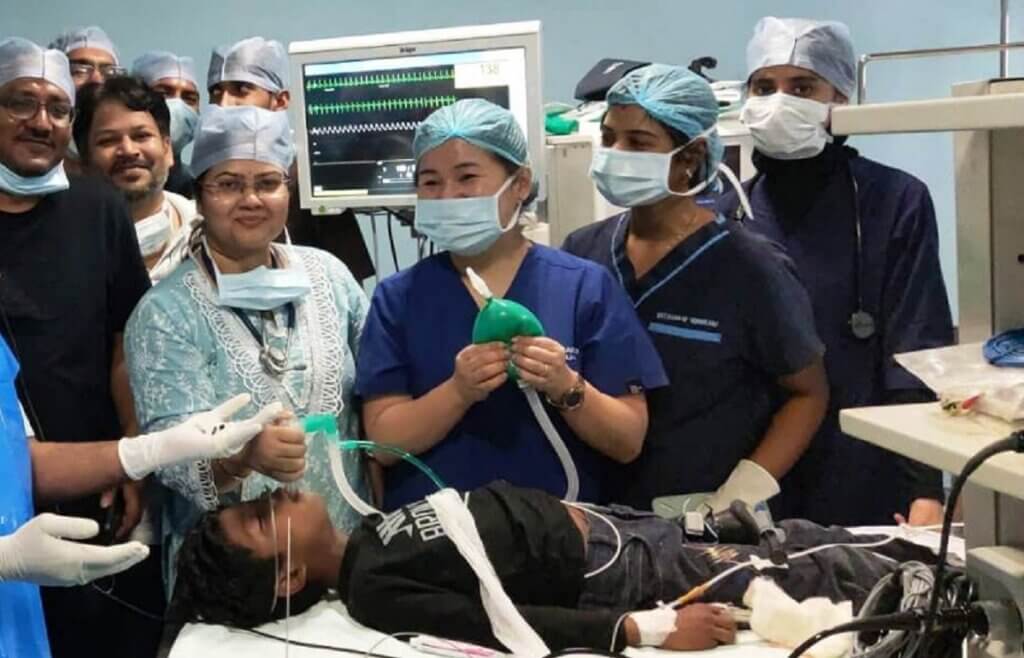 In Banda Medical College whistle stuck in lungs of child was removed without operation