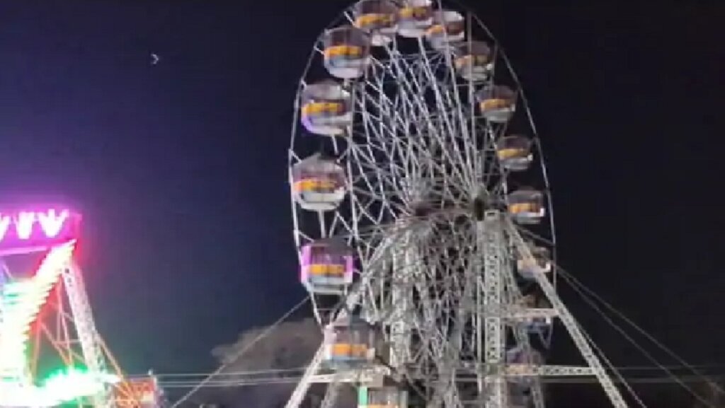 Electric current passed through swing at exhibition in Banda-teenager and operator burnt