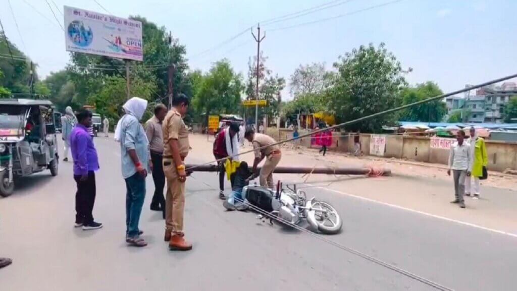 Fatal negligence of PWD and contractor young man narrowly escapes death in Banda 