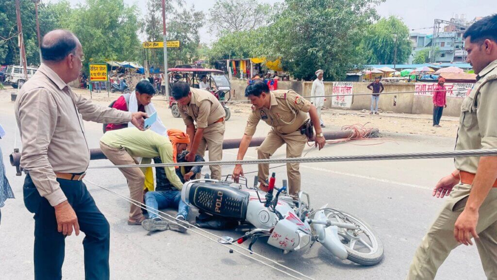 Fatal negligence of PWD and contractor young man narrowly escapes death in Banda 