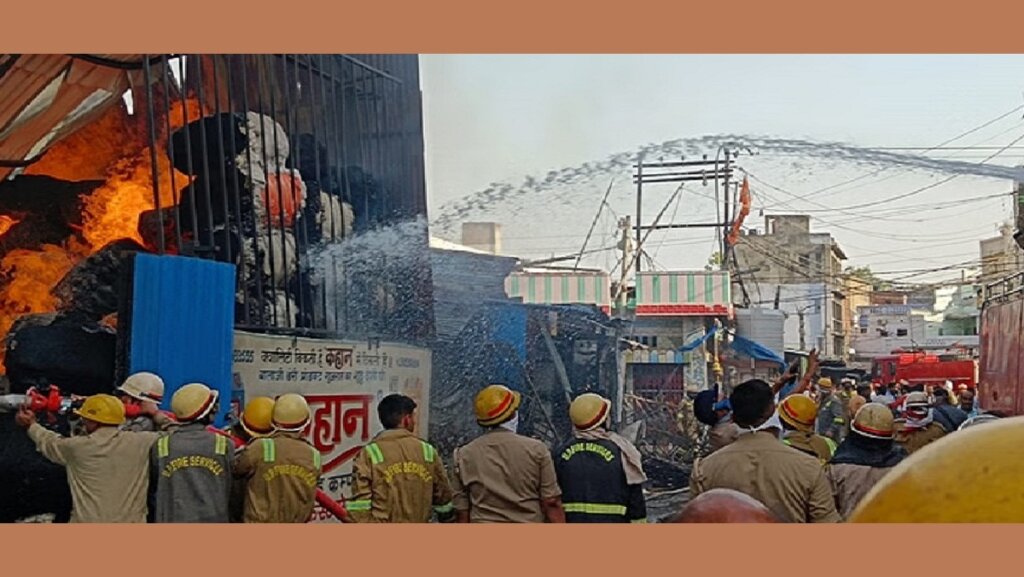Kanpur: Huge fire in Collectorganj, fire engines busy extinguishing it
