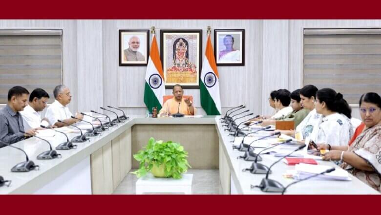 Lucknow: यूपी में सरकारी भवनों पर गाय के गोबर से बना पेंट होगा इस्तेमाल, CM Yogi ने दिए निर्देश