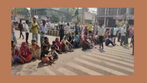 People troubled by drinking water crisis blocked Maharana Pratap Square in Banda