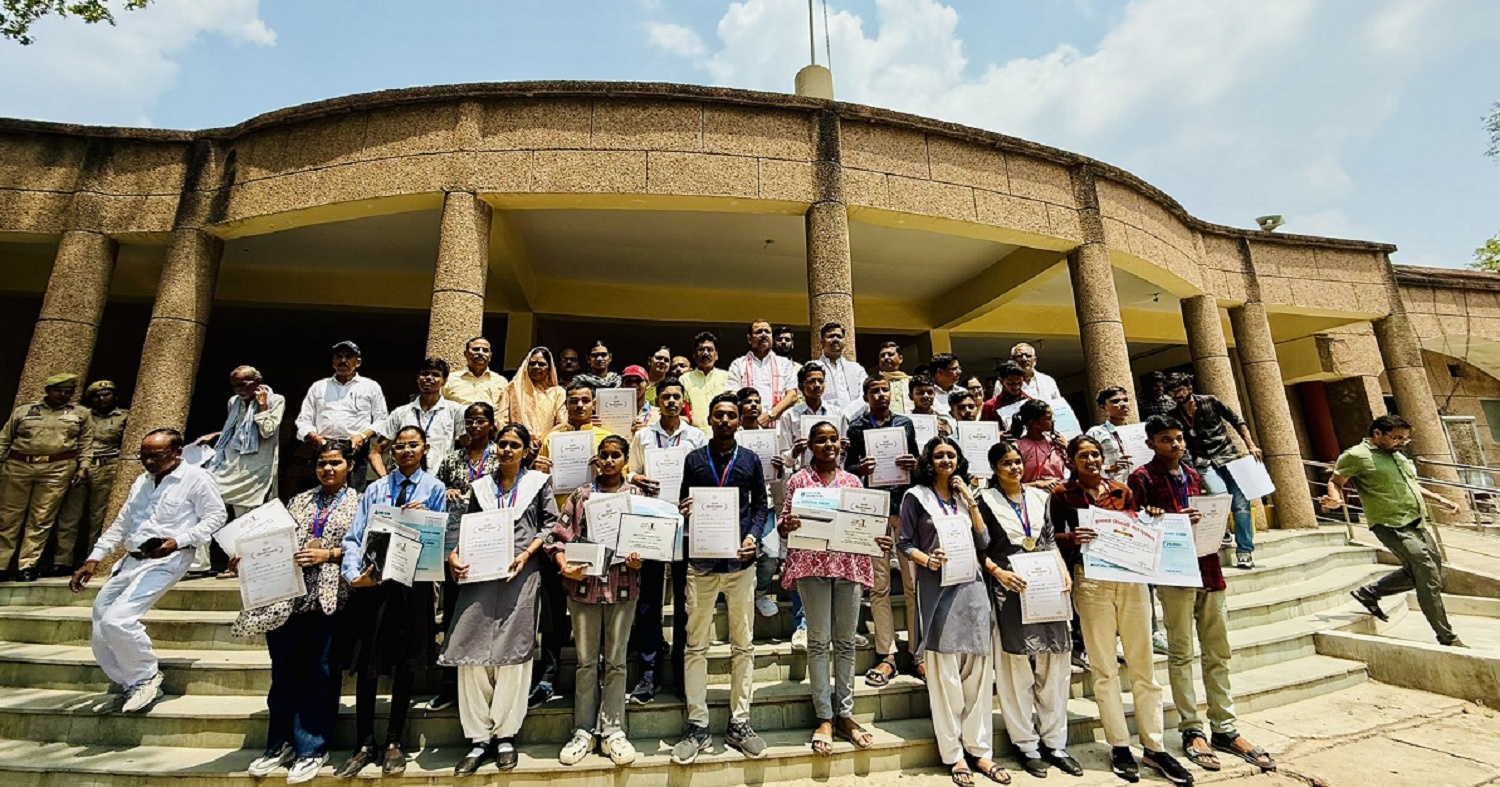 Honoring meritorious students in Banda-Sadar MLA gave certificates and medals to students 