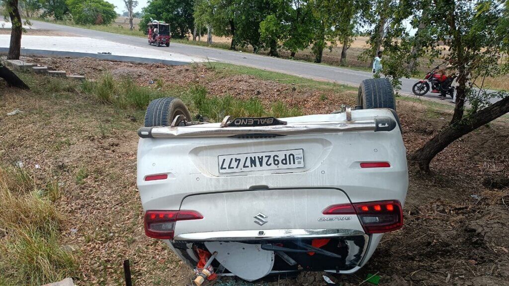 Breaking News: Car overturned after hitting bike-three people injured 