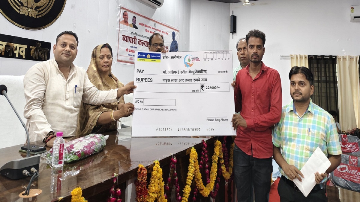 Banda: Young businessmen received cheques during event of "Business Welfare Day" 