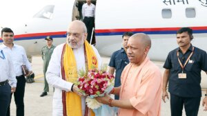 Amit Shah was welcomed by Chief Ministers of four states including CM Yogi at airport in Kashi