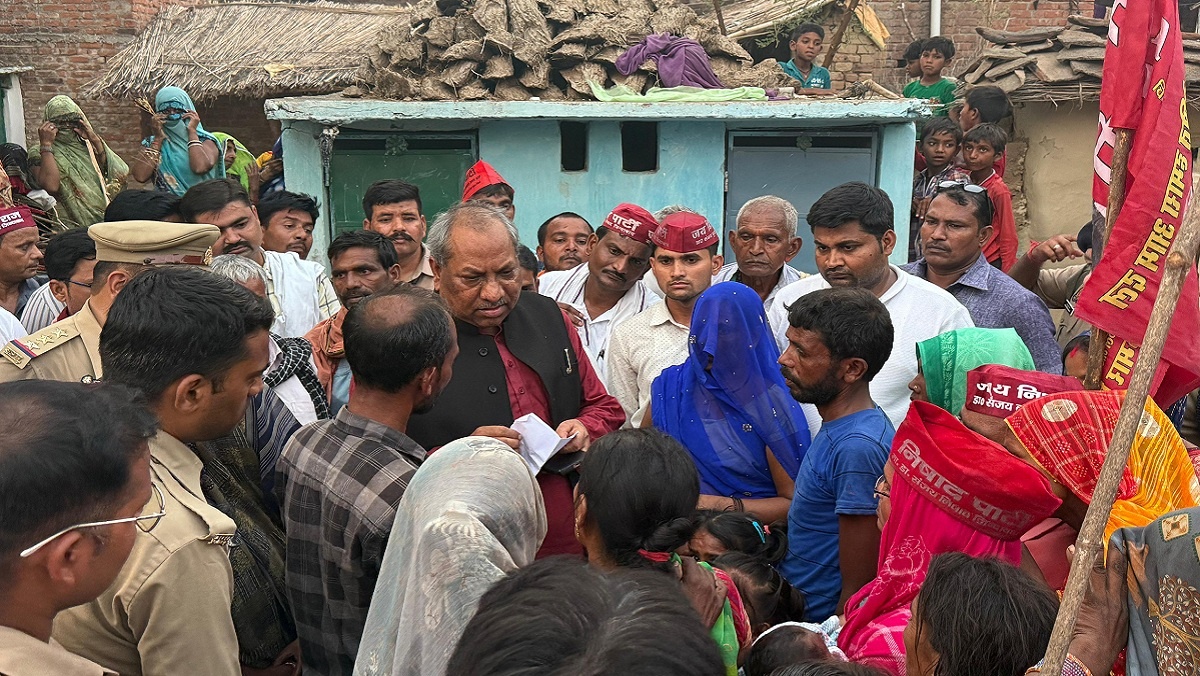 Banda: Minister Sanjay Nishad reached house of rape victim 3 year girl and provided financial help