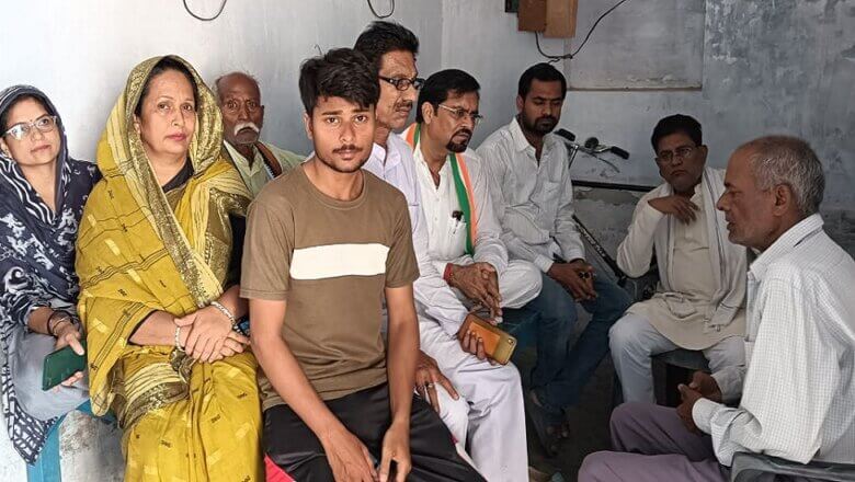 बांदा मां-बेटी सुसाइड केस: कांग्रेसियों ने दुखी परिजनों को बंधाया ढांढस