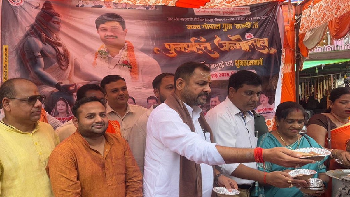 Banda: Prasad distribution on recovered birth anniversary of minister Nandi at Maheshwari Devi temple square