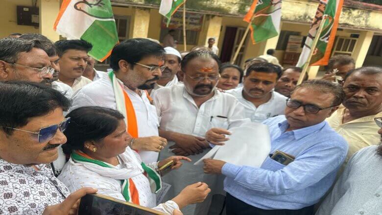 बांदा में कांग्रेसियों ने स्कूलों के विलय के विरोध में किया प्रदर्शन-नारेबाजी