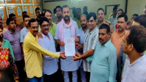 Teachers in Banda submitted memorandum to Sadar MLA