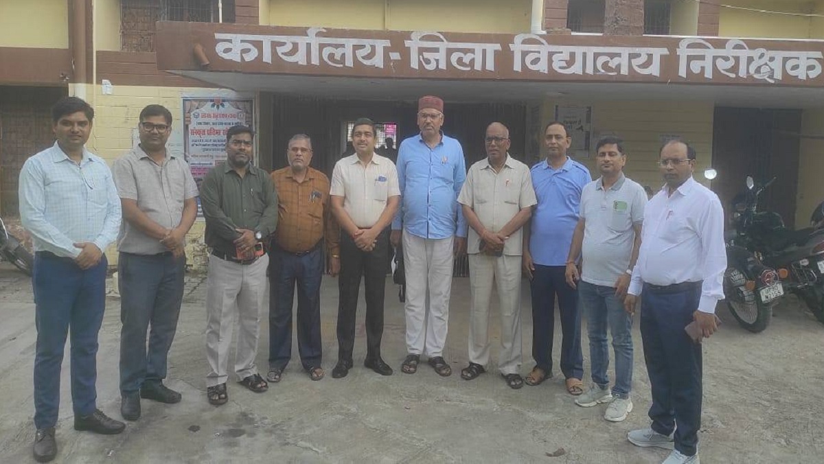 Principals gave memorandum to DIOS regarding online attendance in Banda