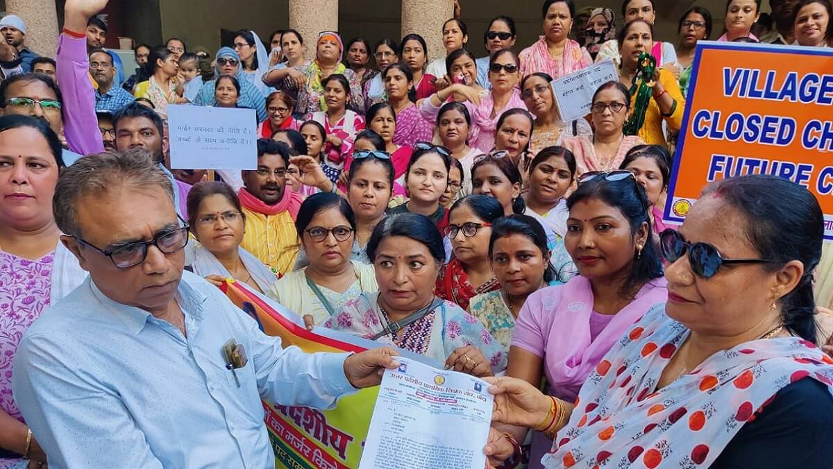 Banda Teachers Association submitted memorandum to City Magistrate 