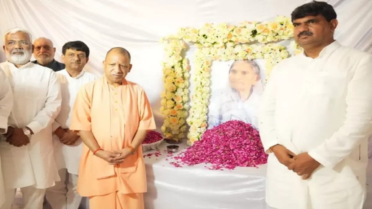 CM Yogi reached Bijnor, paid tribute to late mother of Organization General Secretary Dharampal Singh Saini