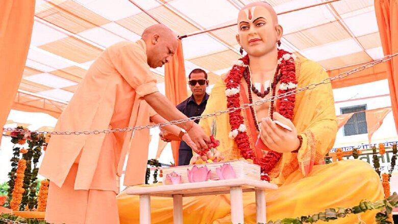 चित्रकूट: सीएम योगी ने गोस्वामी तुलसीदास की प्रतिमा का किया अनावरण