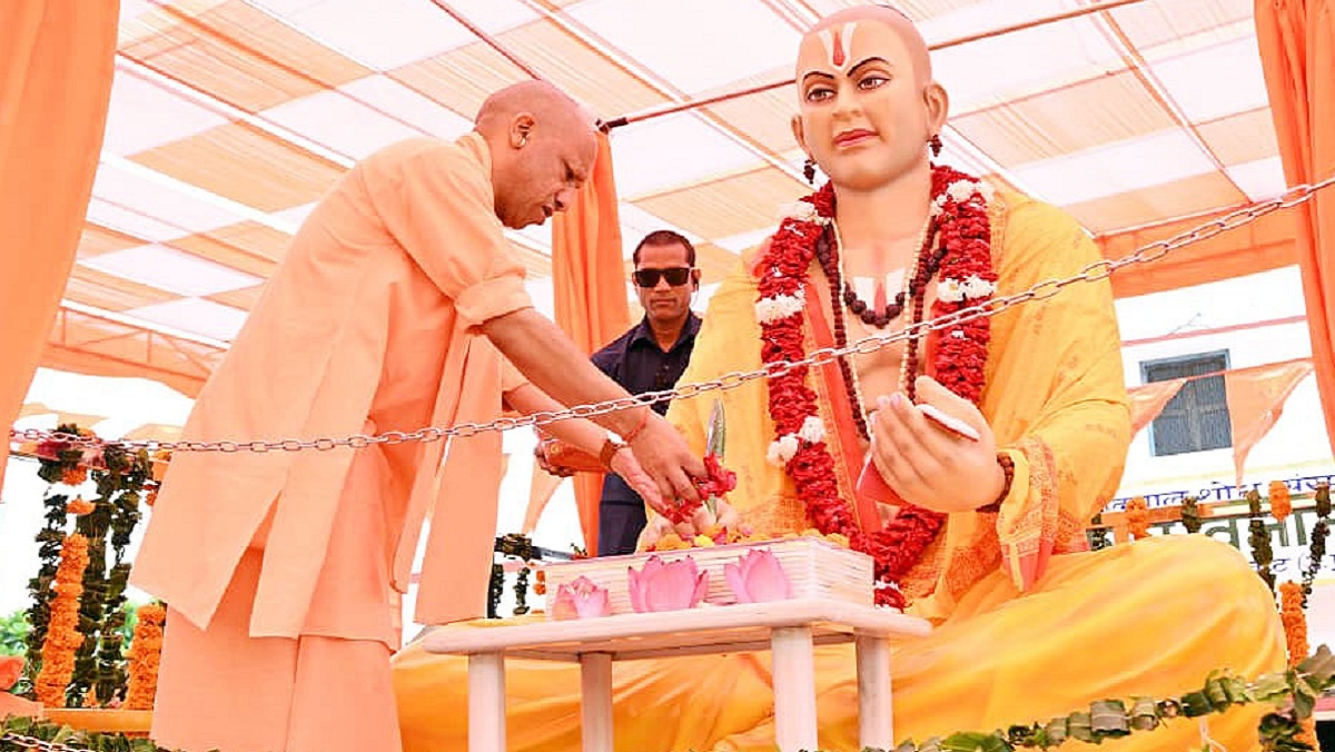 CM Yogi reached Chitrakoot, said- unveiled statue of Goswami Tulsidas
