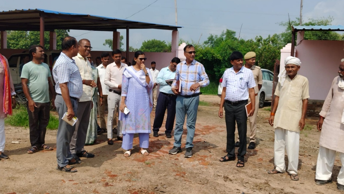 Banda DM J.Reebha inspected Mahokhar-Tindwara cow protection centers