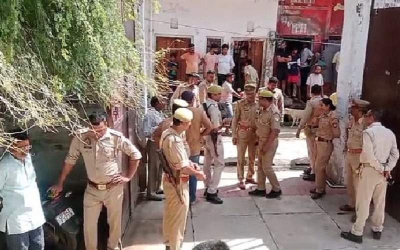 In Mainpuri crazy young man shot girl student in temple