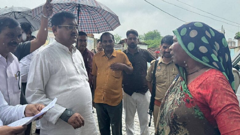 ललितपुर: राज्यमंत्री रामकेश निषाद ने वर्षा प्रभावित क्षेत्र का किया दौरा