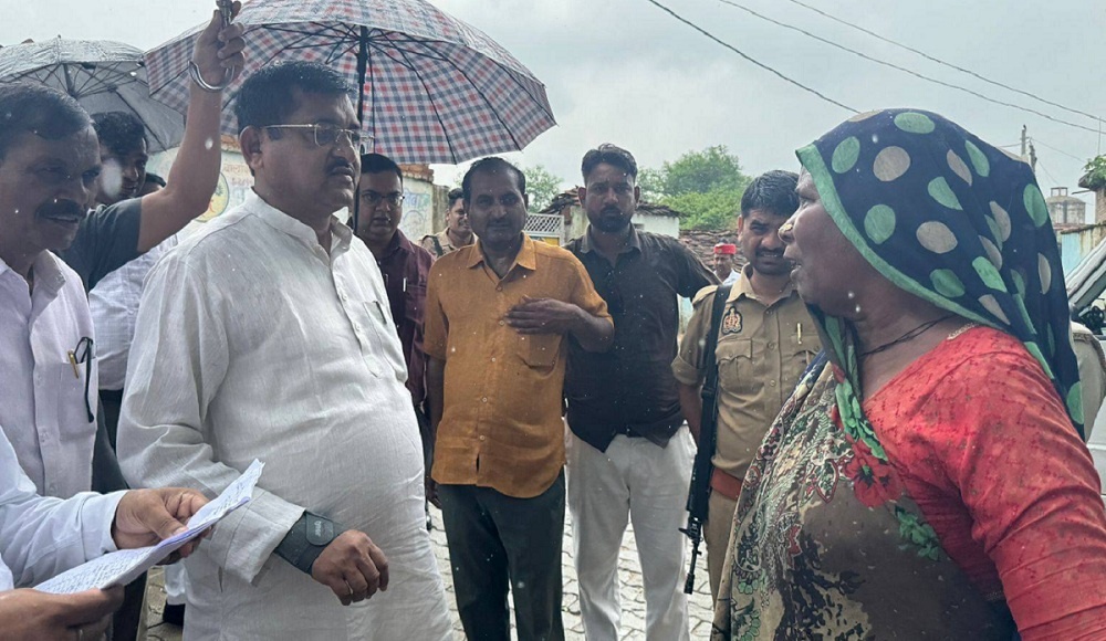 Lalitpur: Minister of State Ramkesh Nishad visited rain affected area