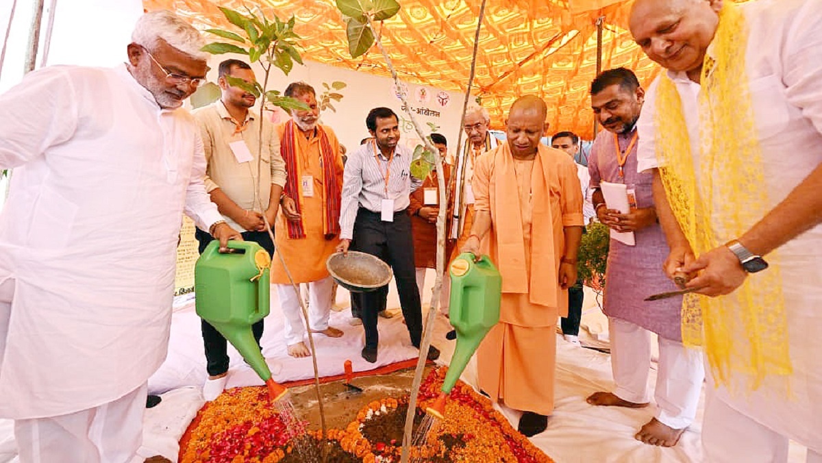CM Yogi reached Chitrakoot, said- unveiled statue of Goswami Tulsidas