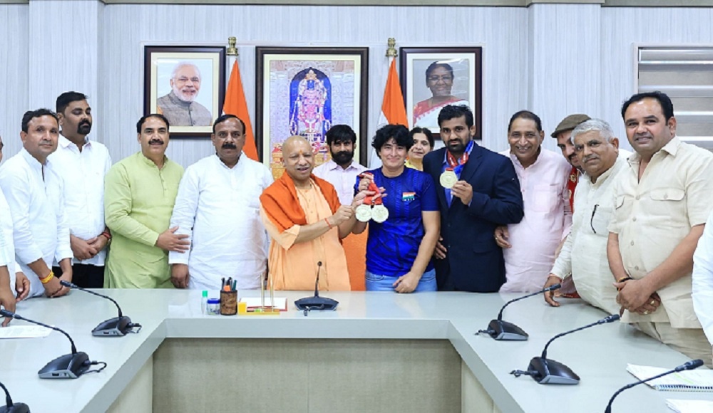 Lucknow: सीएम योगी से मिलीं स्वर्ण पदक विजेता बबीता नागर और पहलवान राजेश भाटी