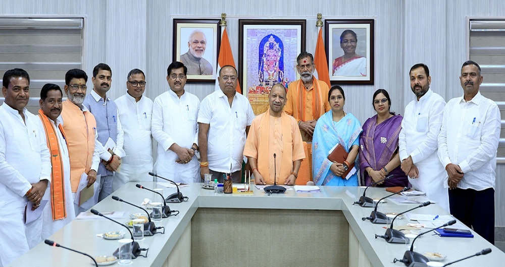 CM Yogi reviewed development works with public representatives of Bundelkhand