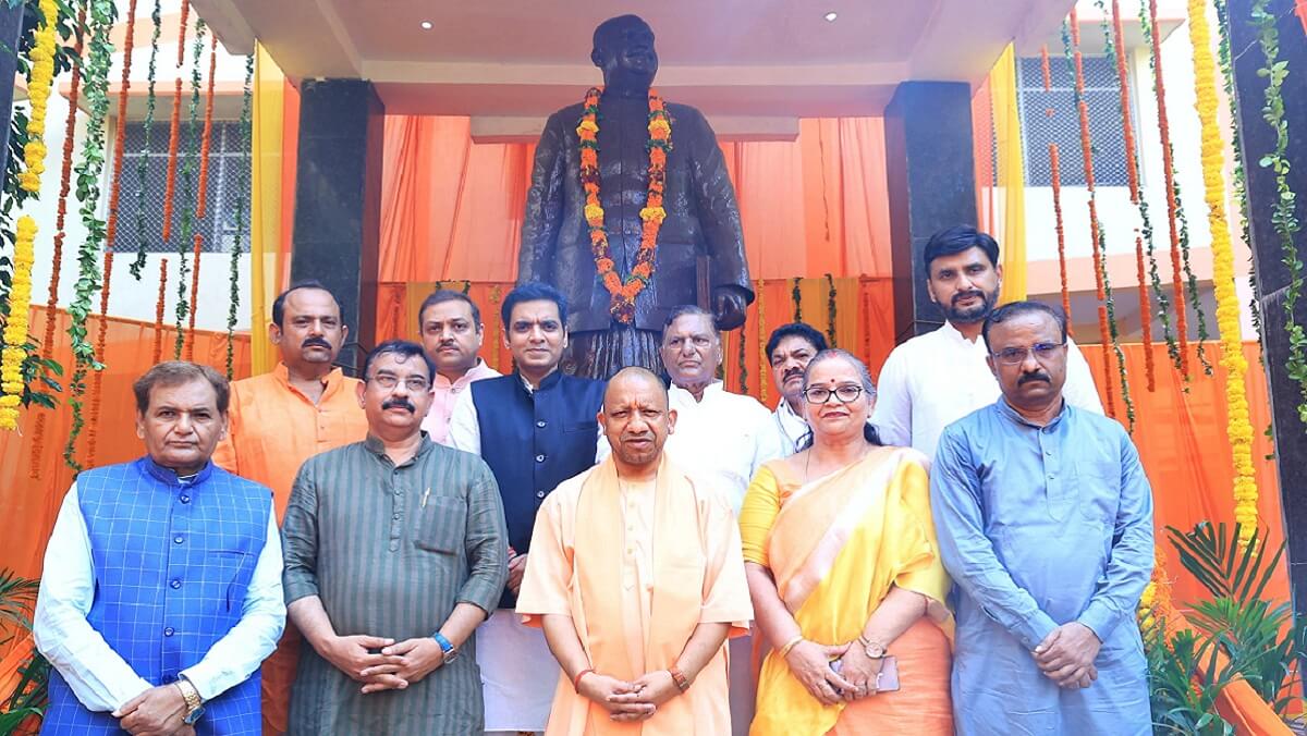 lucknow-cmyogi-paid-homage-to-drmukherjee-by-offering-flowers-at-his-statue