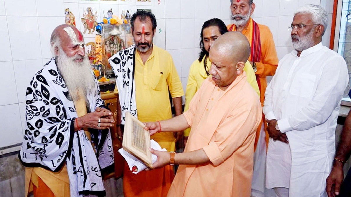 CM Yogi reached Chitrakoot, said- unveiled statue of Goswami Tulsidas